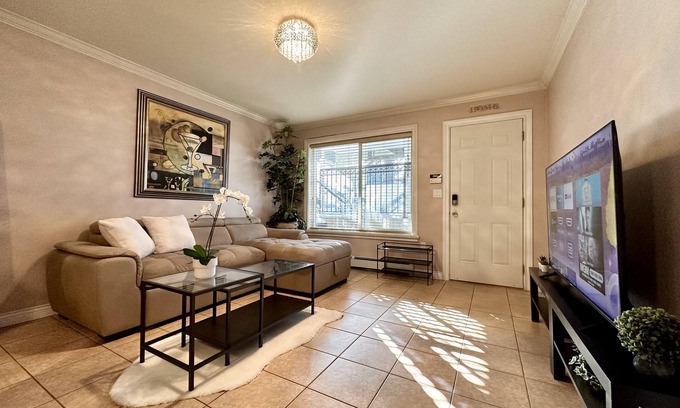 Coquitlam House | King Beds Private Suite 25 minutes away from Downtown Vancouver