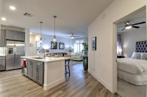 North Scottsdale Apartment | King Beds-Steps From Shop-Self Check In- Parking-G3021