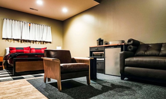 Maple Hill Hotel | King Cabin Room Buffalo