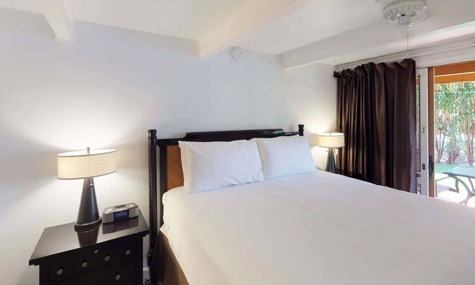 Kaunakakai House | King Garden View: Your Peaceful Retreat Awaits at Hotel Molokai