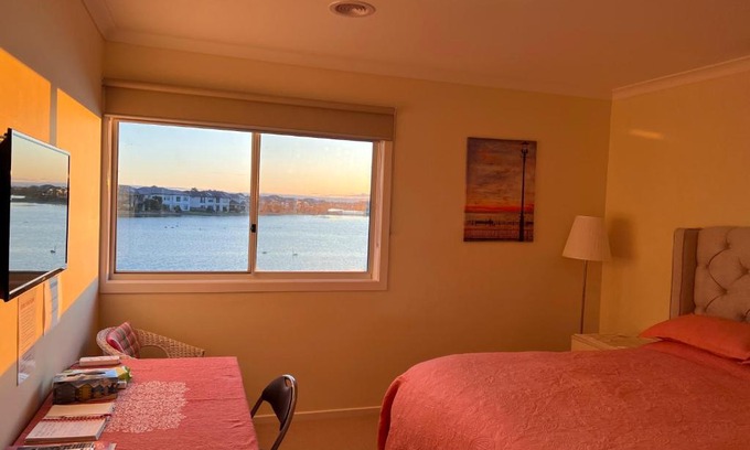 Sanctuary Lakes House | King House