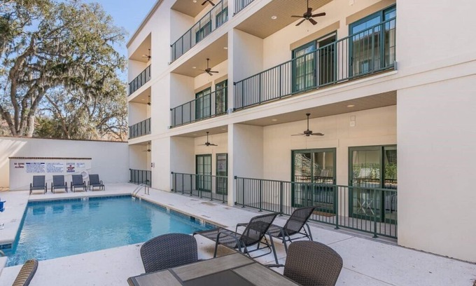 King City Condo | King one-bedroom condo w/pool in the SSI Village area Unit 2301