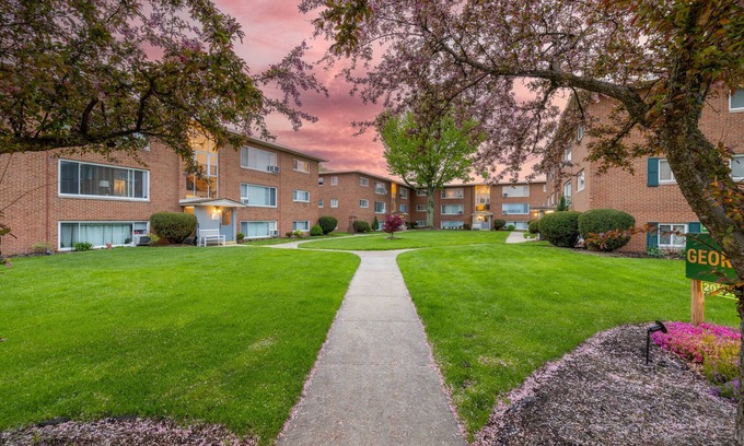 Fairview Park Apartment | King & Queen Luxury Memory Foam Beds near Cleveland Airport | Georgetown Villas
