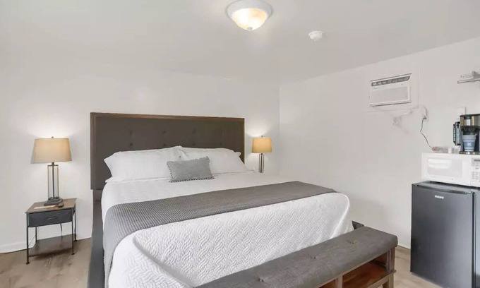 Halifax Apartment | King room 101 at Halifax Innnn