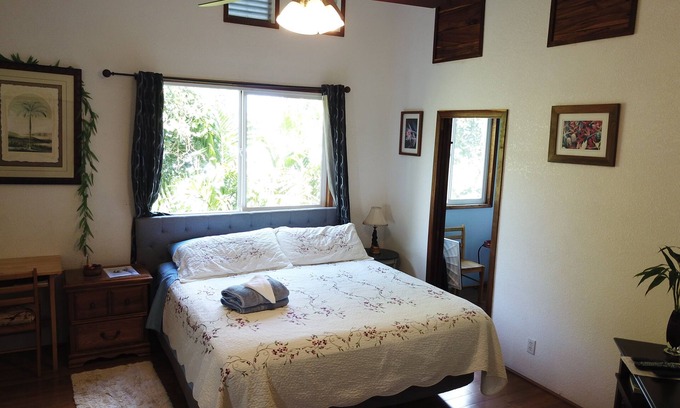 Hilo Bed & Breakfast | King room ensuite is spacious , relaxing, quiet space with a homey atmosphere.