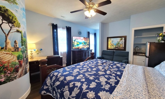 Hampton Apartment | King Sapphire Studio Suite, Kitchenette, 65" TV Private Bathroom Pets Welcome