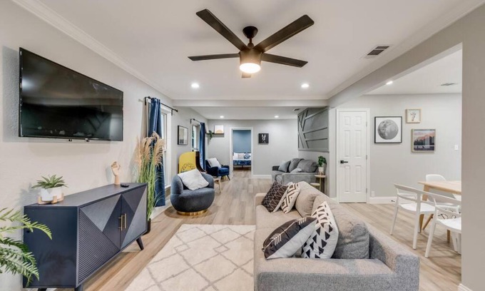 Original Town House | King Self Check-In BBQ 4 TVs Parking Rain-Shower