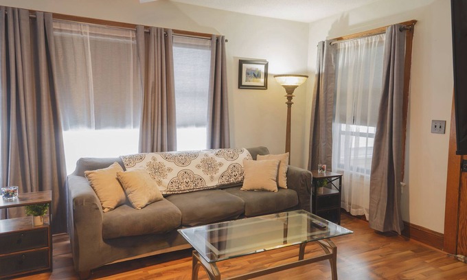 Jackson House | King-Sized Relaxation Refuge