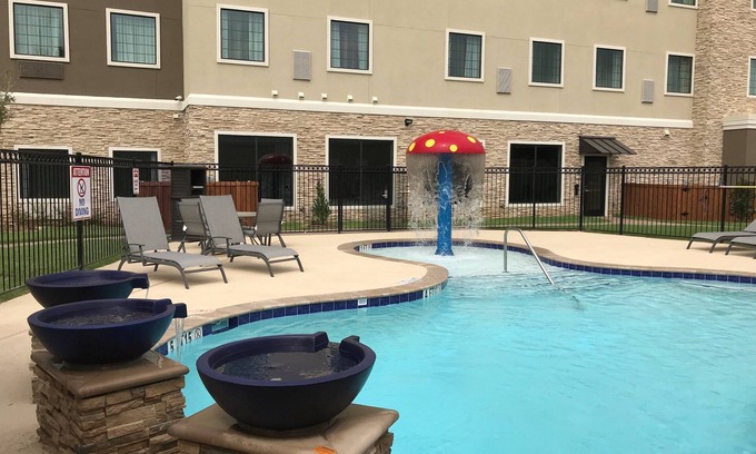 The Colony Condo | King Studio. Free Breakfast Buffet & Pool Access.