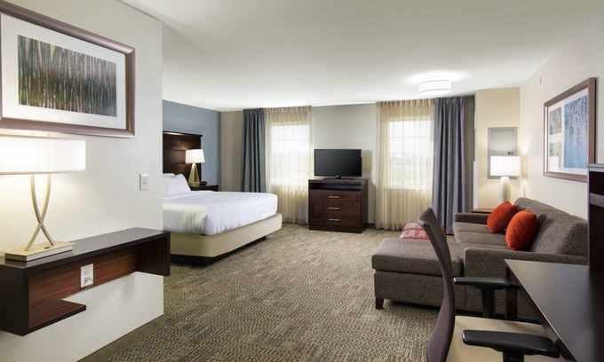Northfield Apartment | King Studio. Free Breakfast Buffet. Pool & Gym Access.