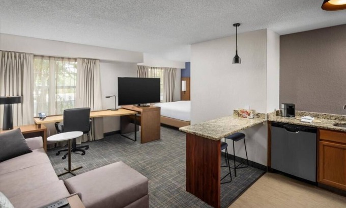 Orlando Apartment | King Studio Near Lake Ebby ORL