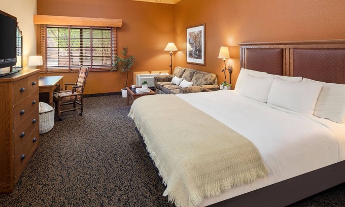 Rothschild House | King Studio With Access to Pool, Hot Tub, and Gym