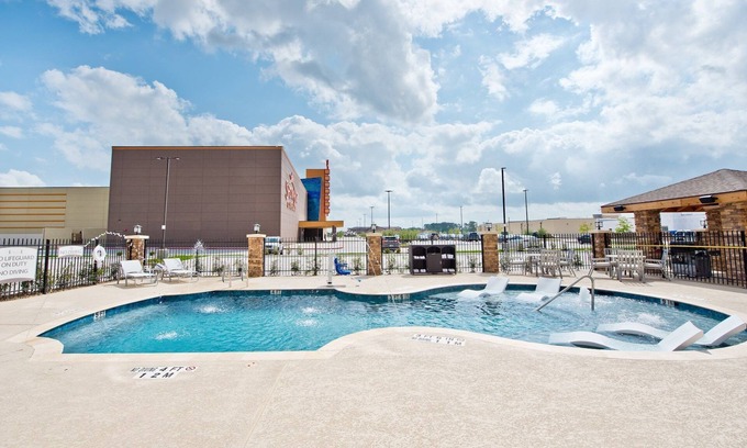 Humble Apartment | King Studio with Gym + Seasonal Pool Access | Free Daily Breakfast!