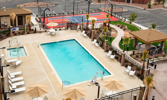 St. George Apartment | King Suite | Free Breakfast + Pool & Hot Tub Acess. Couples Retreat!