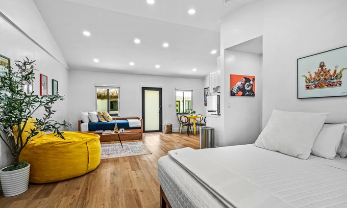 Flagler Village Apartment | King Suite in a Tropical Retreat Freedom House Fort Lauderdale FL Suite 5