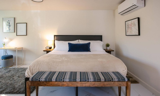 Gold Hill Apartment | King Suite just off of I-5 directly on the Rogue River. Coffee shop across the street!