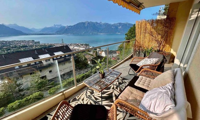 Chardonne Apartment | King Suite - Mountains & Lake Panoramic view