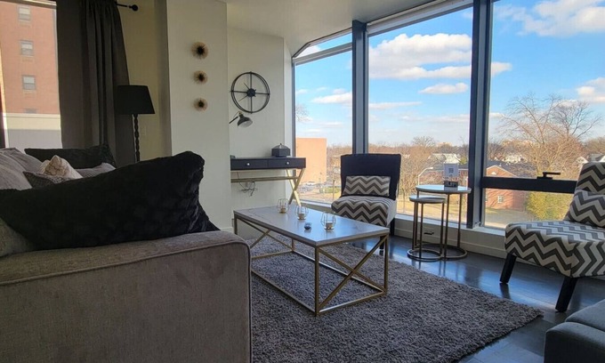 Orange Apartment | King Suite-private patio-close to NJPAC Prudential