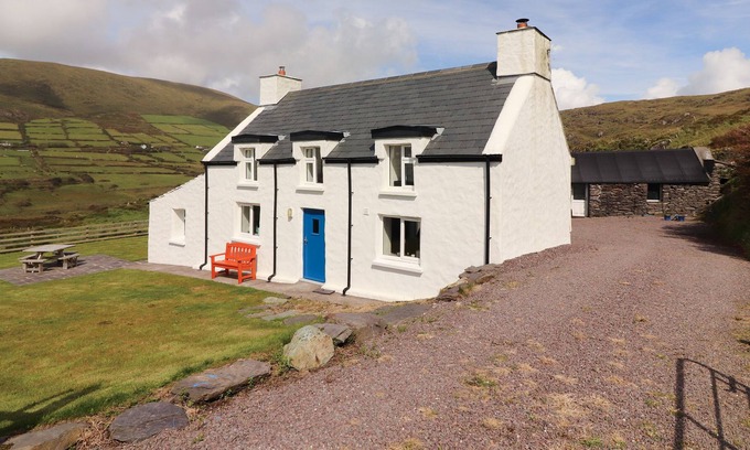 Ballinskelligs Cottage | KINGDOM OF THE HARE, family friendly in Ballinskelligs, County Kerry