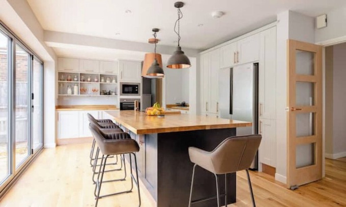 Crawley House | Kings Size full en-suite room on leafy avenue.