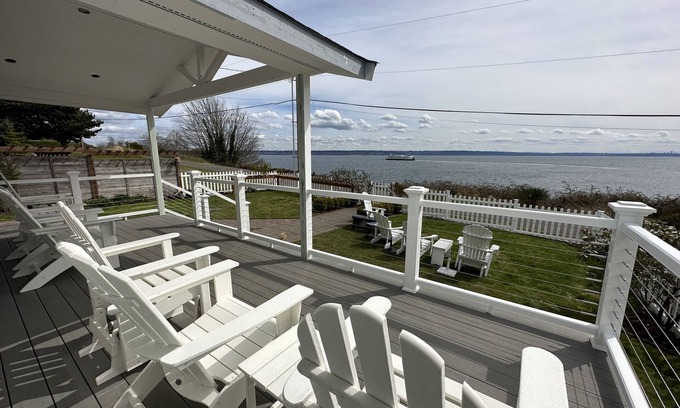 Kingston House | Kingston Cottage- waterfront views, steps to beach & downtown- the best of PNW!