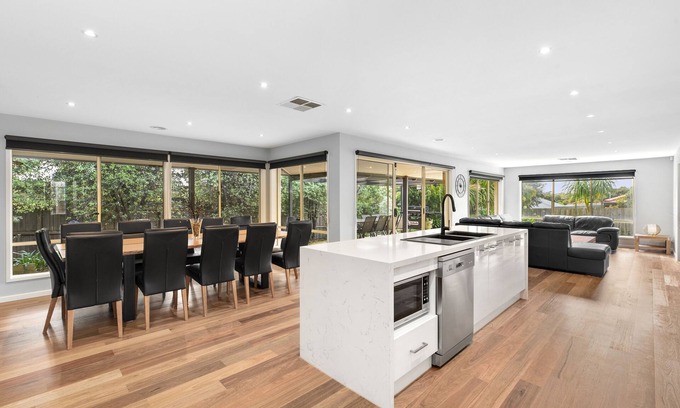 Ocean Grove House | KINGSTON DOWNS - OCEAN GROVE - Sleeps 17nStrictly Family and Corporate Bookings