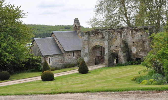Tournay-sur-Odon Cottage | Kit, Château de Ragny