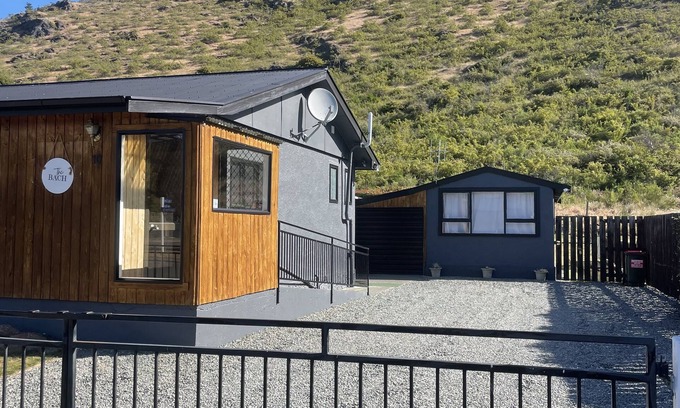 Omarama House | Kiwi Batch. In the heart of Omarama.