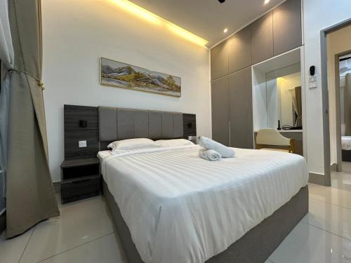 Salak South Apartment | KL ,2BR 2Bath Condo ,Razak city ,TV box&Pool