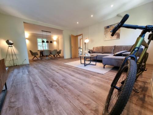 Braunfels Apartment | Klimaanlage, 5 Sterne Bahnhoftraum, Appartement "Waldliebe" 133qm, große Terrasse 70qm, QR Code scannen für virtuellen Rundgang, Premium Ausstattung