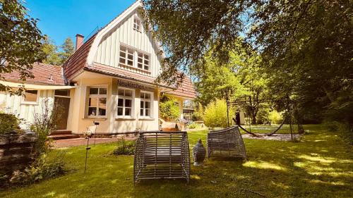 Braunfels Villa | Klimaanlage, 5 Sterne Villa Bahnhoftraum, plus NEU zubuchbares Event, 333 qm, 1200qm Garten, virtueller Rundgang, Dachterrasse, Whirlpoolbadewanne