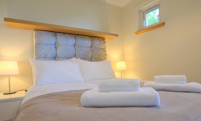 Uphall Apartment | Knightsridge House Apartment near M8
