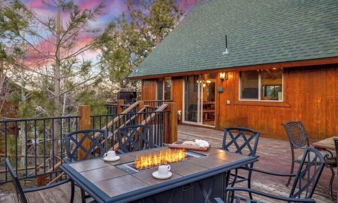 Castle Glen Estates Apartment | Knotty Pine Cabin, 5 min to Lake and Ski, in serene Big Bear Lake with WiFi.