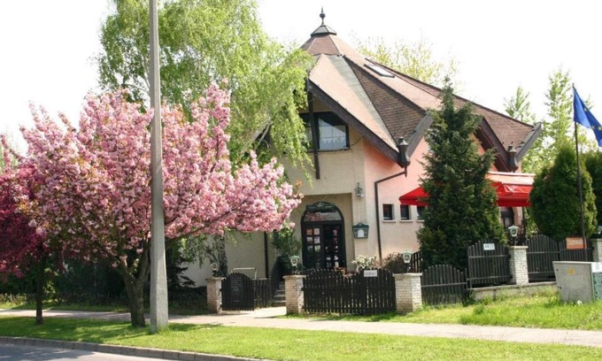 Komarom Bed & Breakfast | Kocsis Panzió és Étterem