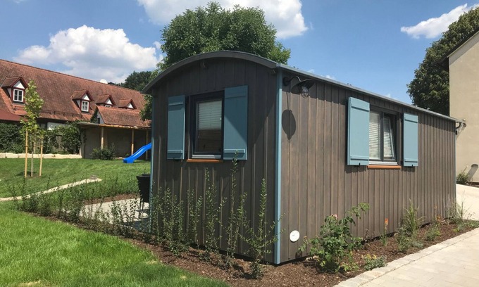 Aue Apartment | Komfortabler und geräumiger Schäferwagen mit Strom- und Heitznetzanschluss sowie einer Miniküche