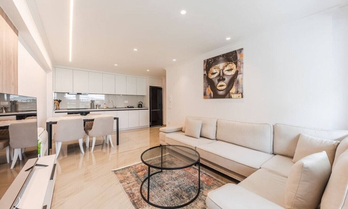 Tirana Condo | Kondo Stays - Mumba Apartment 1