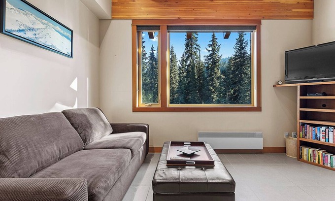 Sun Peaks Apartment | Kookaburra Lodge 403: Stunning Penthouse Studio Over Two Levels