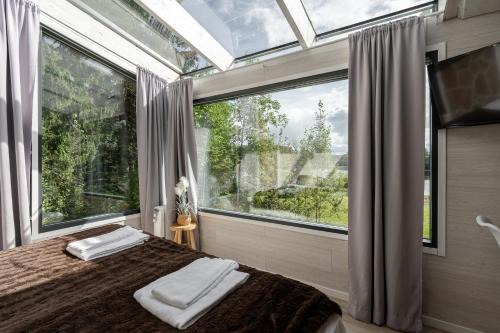 Kuusa House | Koskisviitti 1 - Private & Cozy Lakeside Suite with Hot Tub