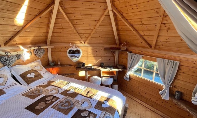 Mesnil Sous Les Cotes Cabin | Kota room with wood-heated Finnish spring-water bath