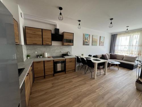 Klodzko Miasto Apartment | Kotlina Kłodzka - Apartament na wyłączność na Letniej , 63 m , 2 sypialnie , salon z aneksem kuchennym , balkon , podziemny garaż FREE
