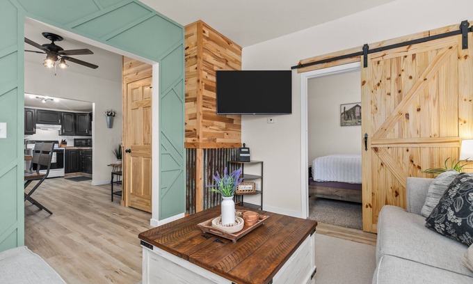 Appleton House | KRAZY KRUEGER Abode - 2 Bedroom Downtown Appleton