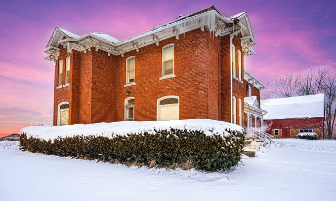 Fonthill House | KS Divine's Farmhouse Lookout Near Niagara Falls !