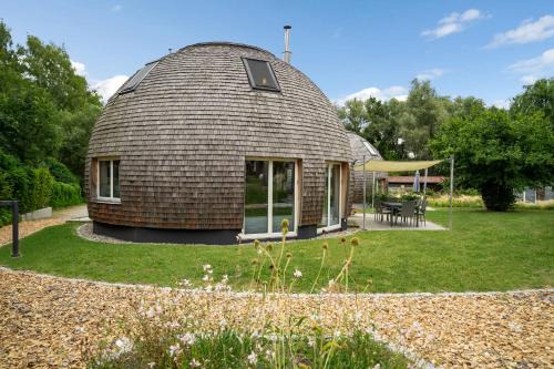 Muritz House | Kugelhaus Eos - Sonnengeküsstes Ferienhaus in organischer Bauweise am Seeufer