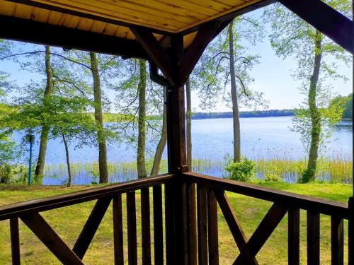 gmina Zakrzewo Resort | Kujanki - domki z widokiem na jezioro
