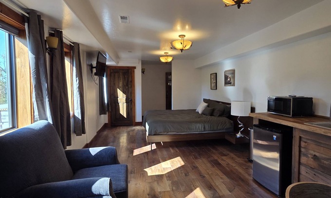 Cedaredge Apartment | Kyles Grill and Bar
