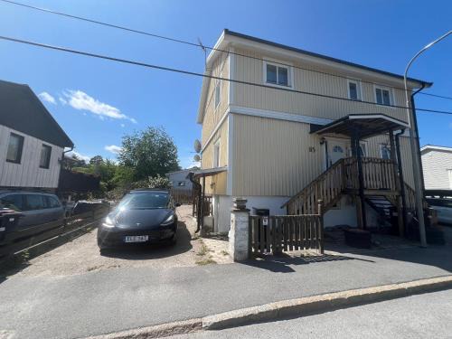 Alvsjo Apartment | Lägenhet 2 sovrum med vardagsrum och kök i villa med gemensam ingång