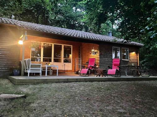 Listarum Apartment | Lönnekullen, enkel sommarstuga mitt i skogen på Österlen med dusch ute