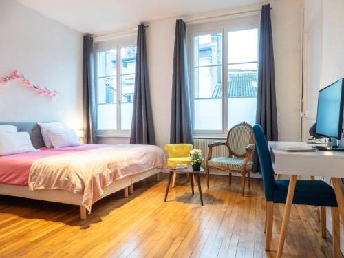 Verdun Apartment | L'Amour de la Paix - City center - Garden - Near station - SmartTV65" Netflix & PrimeVideo - Warm cozy vibe - Free parking nearby with CCTV - Managed by Presta-Zen'Services