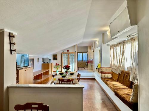 Velletri Apartment | L'Attichetto con aria condizionata-Centro Velletri