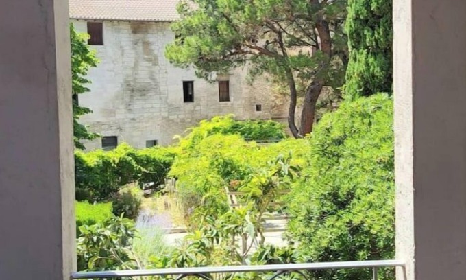 Avignon City Centre House | l'Avignonesque Intra-Muros: Rooftop House 12/14 p